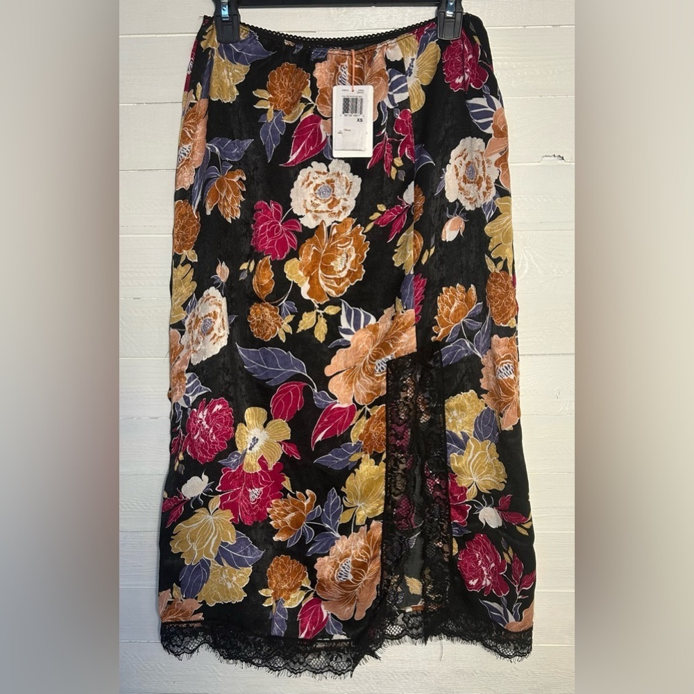 NWT Band of the Free Boho Floral skirt. Lace trim, black, red. Women’s size M. - Picture 2 of 8
